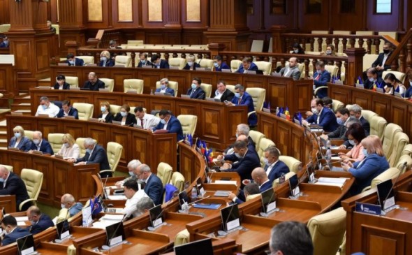 Conflict în Parlament între Partidul Democrat și Partidul „ȘOR”. Monica Babuc și Marina Tauber s-au certat din cauza unui FOTOLIU